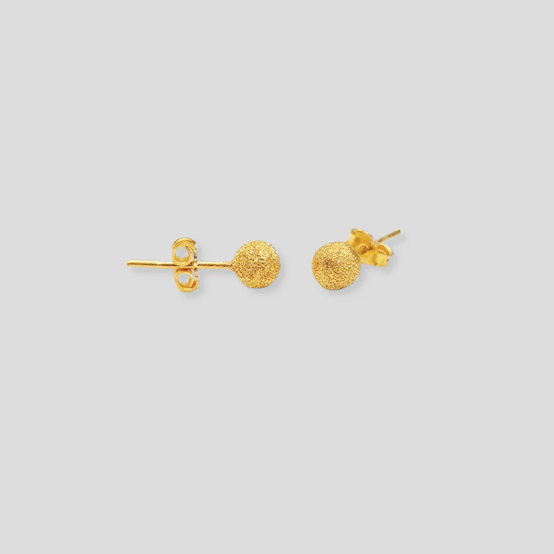 Effortless Elegance: 18K Gold Stud Earrings
